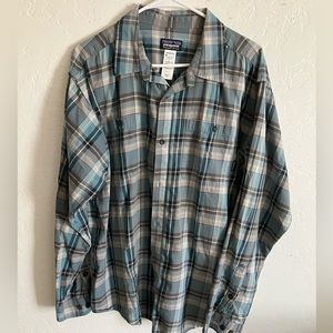 Patagonia - plaid shirt Men’s Large